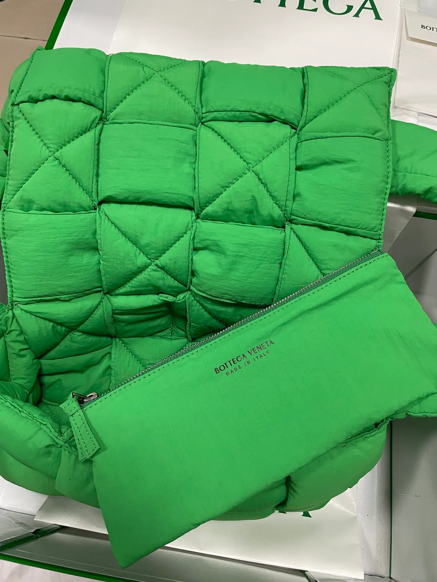 #𝐂𝐀𝐒𝐒𝐄𝐓𝐓𝐄 Nylon tofu tofu bag This Cassette is so cute, its cute appearance does not affect its practicality and the capacity is good! The fabric is low-key and very textured, suitable for daily wear with casual wear. The cross-woven design of the wide cloth is really stunning. The bag has a puffy shape and feels like a piece of tofu. It can be worn on one shoulder, cross-body or as a waist bag. You can also adjust the shoulder strap to the size of the bag under the armpit, so you can have it all! S30x15cm【8951#】real shot